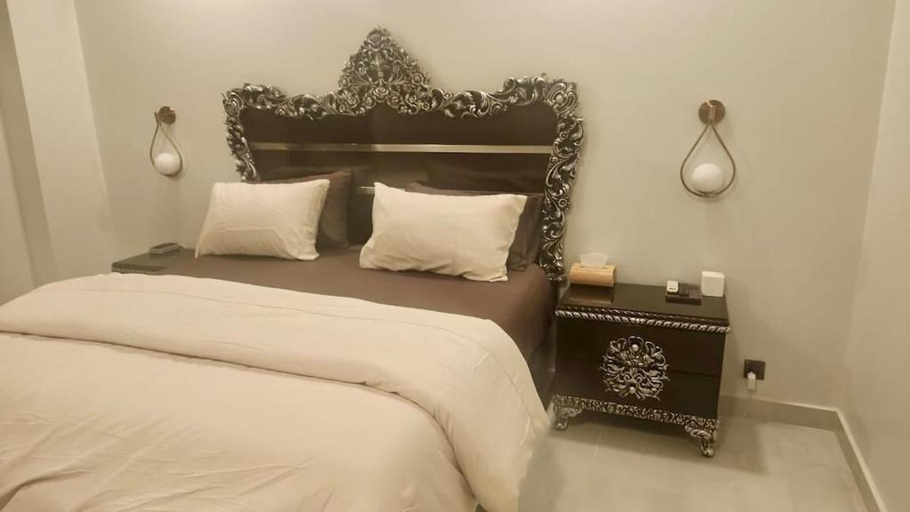 Ένα ή περισσότερα κρεβάτια σε δωμάτιο στο Luxury Clifton 2-BR Flat