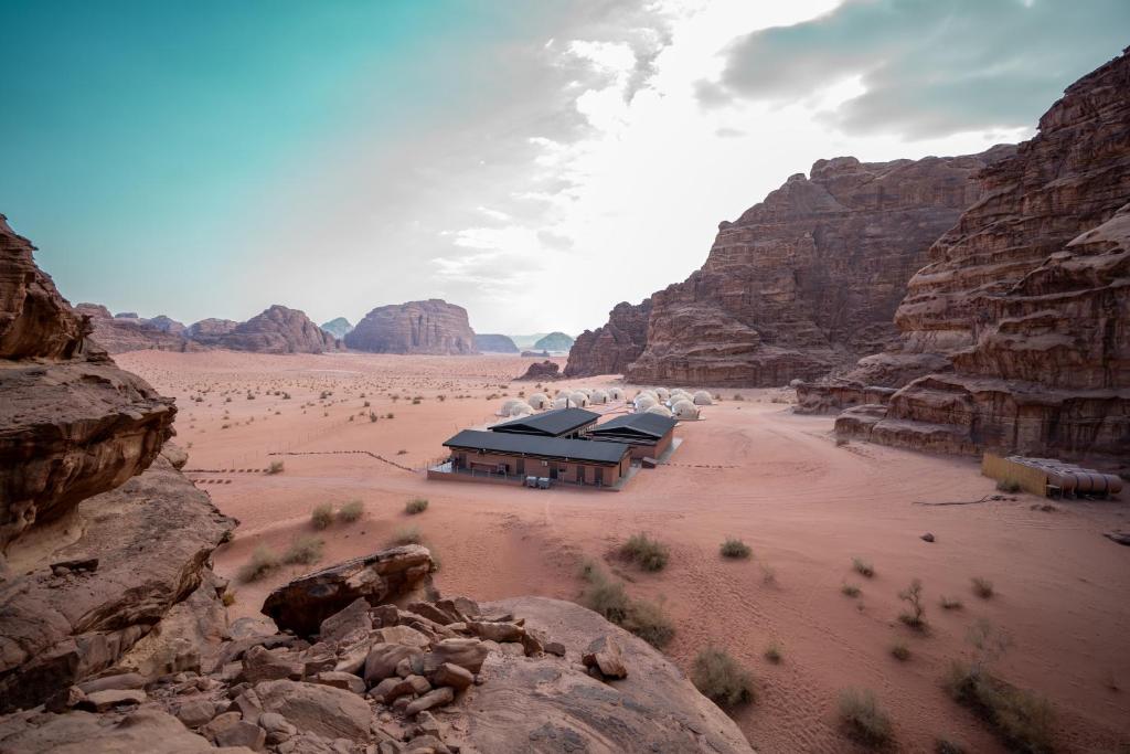 ワディ・ラムにあるTerra Nova Campの砂漠の真ん中にある建物