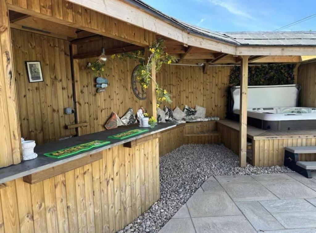 Visual Reference: Private Retreat Hot Tub Fire Pit Patio Romantic Morval Updated