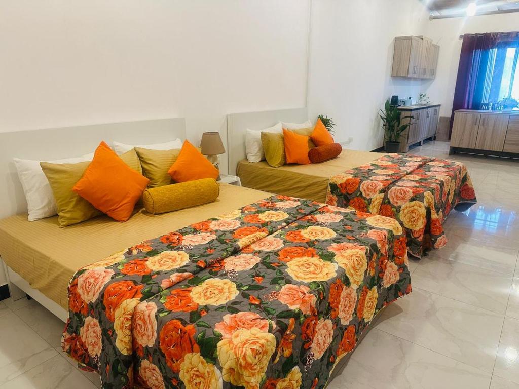 Ένα ή περισσότερα κρεβάτια σε δωμάτιο στο The TJ Lanka