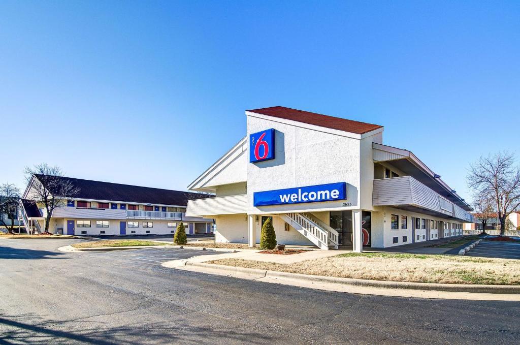 una señal de bienvenida en el lateral de un edificio en Motel 6-Springfield, MO - North en Springfield