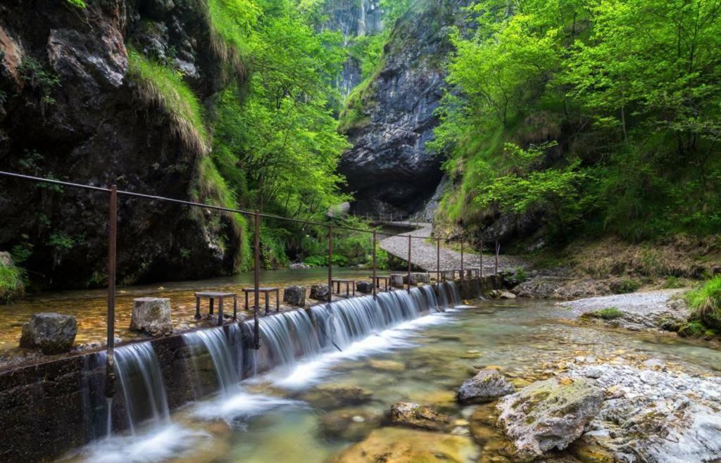 una cascata in mezzo a un fiume di Bellavista a Vertova