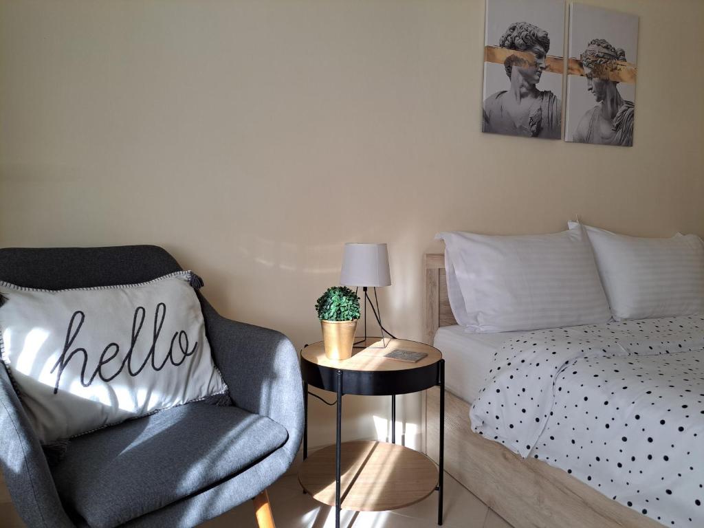 Ένα ή περισσότερα κρεβάτια σε δωμάτιο στο Cozy City Center Apartment