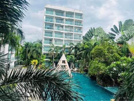 ein Gebäude mit einem Fluss vor einem Gebäude in der Unterkunft Club Royal C324 in Pattaya North