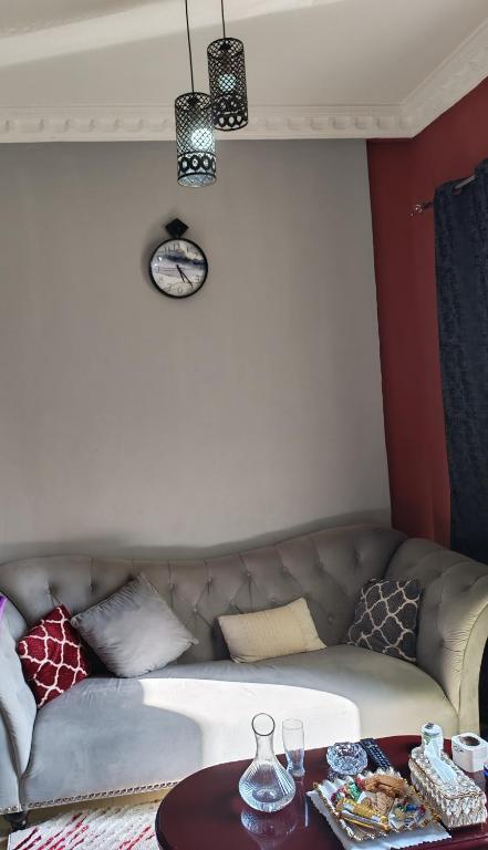 un soggiorno con un divano e un tavolo di استديو لشخصين ad Ajman