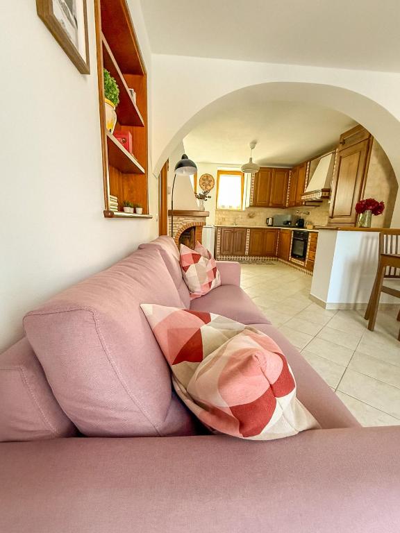 a pink couch sitting in a living room at Casa Montebello in Camaiore