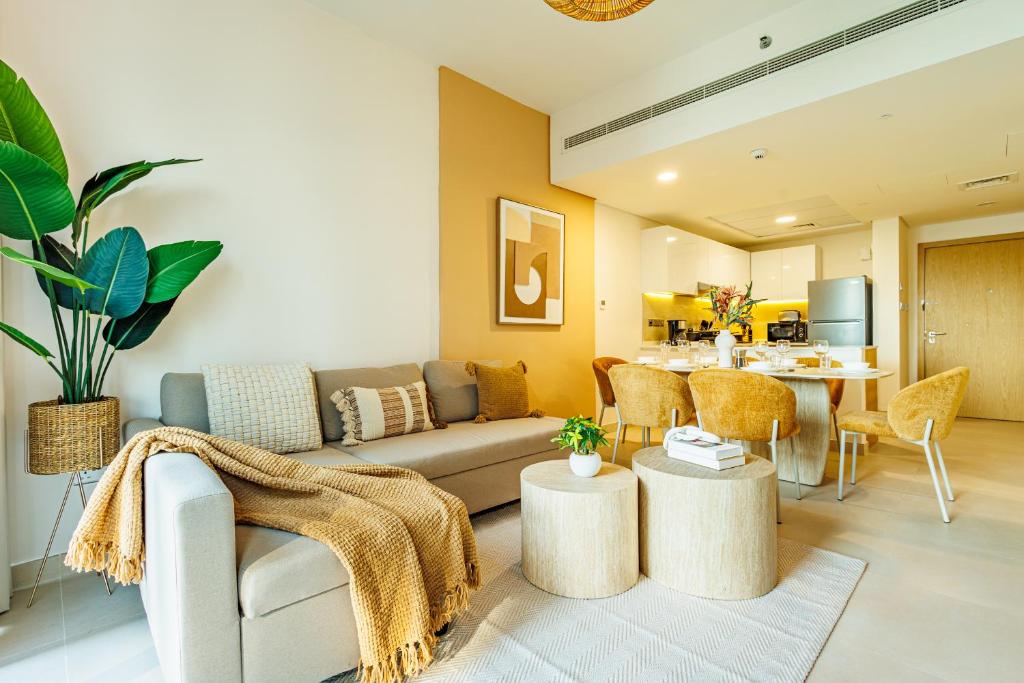 Posezení v ubytování Beautiful Moments - Brand New - 5 min to ADGM, Cleveland, Galleria - 3 min walk to the Beach - Heart of Al Reem - 2BDR - 6 pax