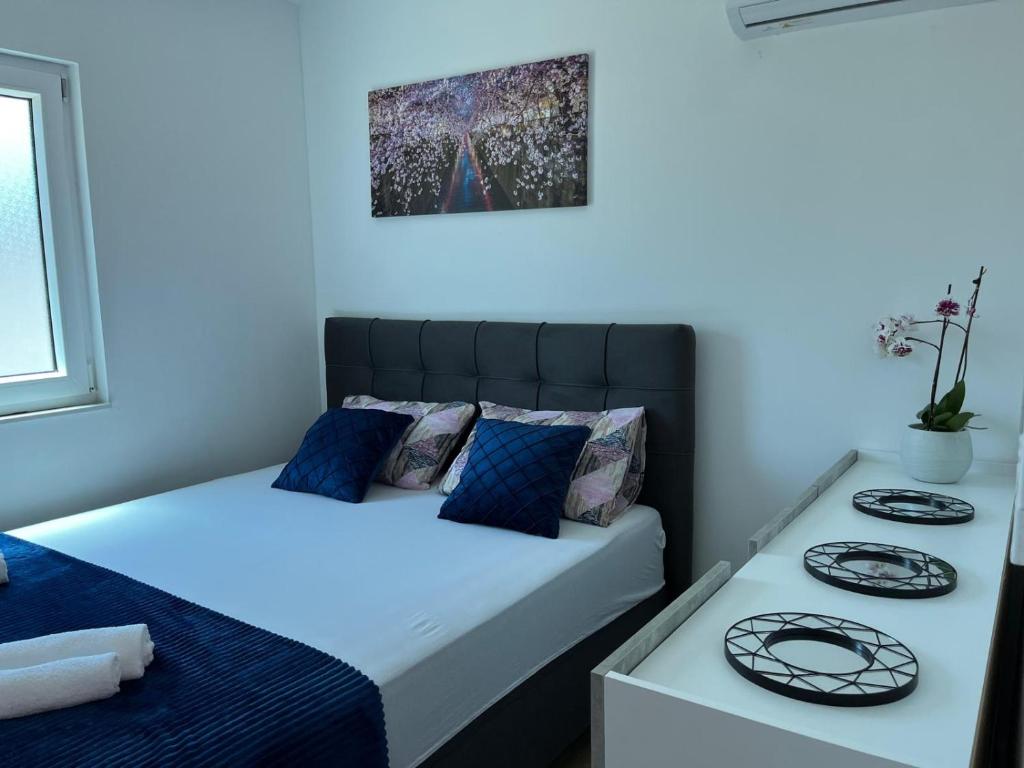 Un dormitorio con una cama y una mesa con platos. en Vila Ayla, en Blagaj