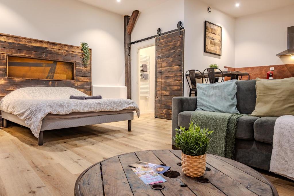 a living room with a couch and a table at Le Ptit Chauffour - Hyper Centre Ville - Transports en Commun - Commerces à Proximité in Colmar