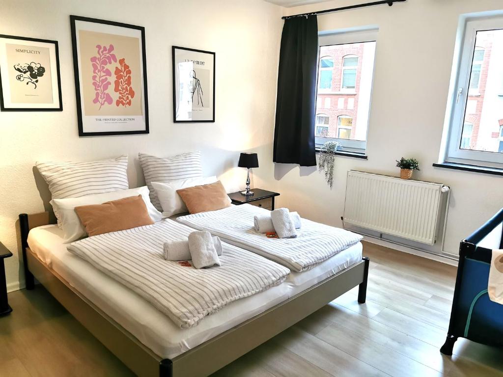 a bedroom with a large bed with two pillows on it at Gemütliche Ferienwohnung im Östlichen Ringgebiet - Ideal für Familien und Touristen, schnelles WLAN, 24h Check-in in Braunschweig