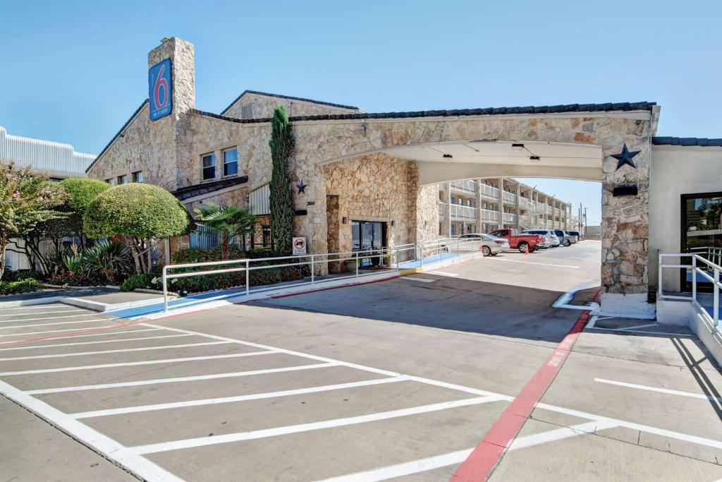 a parking lot in front of a building at Motel 6-Dallas, TX - Forest Lane in Dallas