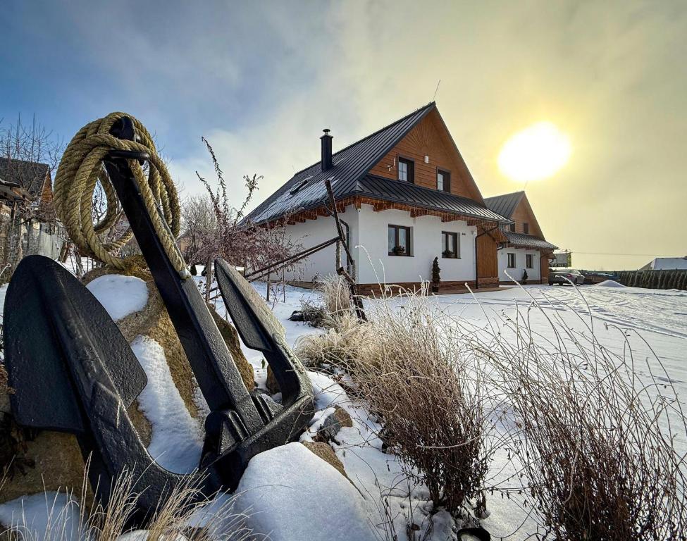 里托斯基挪威克Chaty pri Mare - Tatralake Houses near Auqapark Tatralandia and Lake Liptovska Mara的房子前雪地里的一件设备