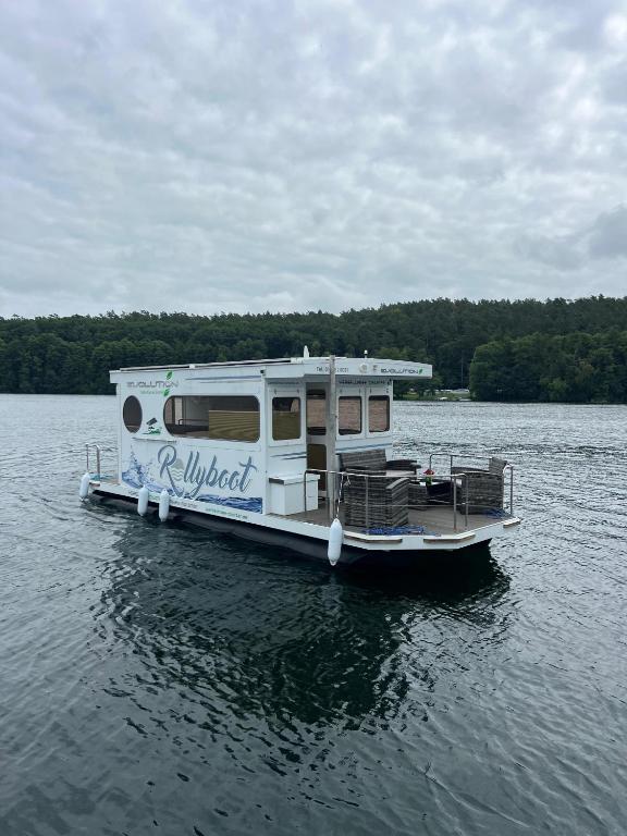 ein Wohnmobil, das auf dem Wasser in einem See geparkt ist in der Unterkunft Hausboot Rollyboot Evolution 2- feste Unterkunft am Steg in Joachimsthal