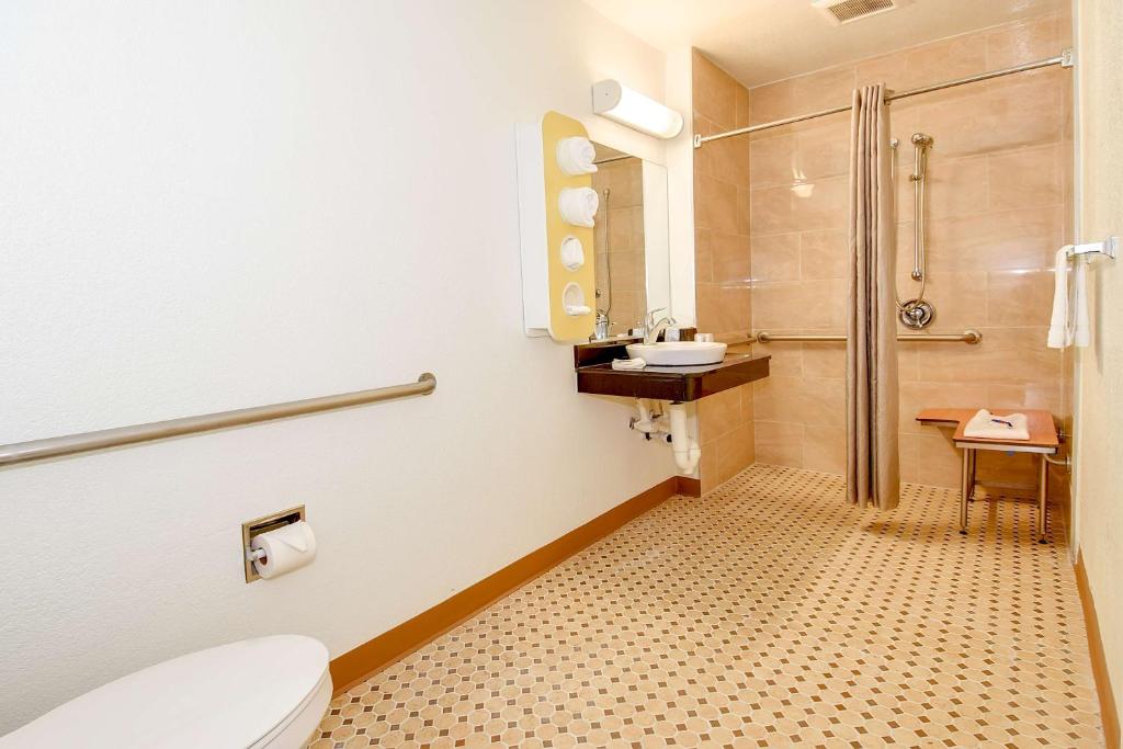 Motel 6-Riverside, CA - South - Double Room - Disability Access - Roll In Shower