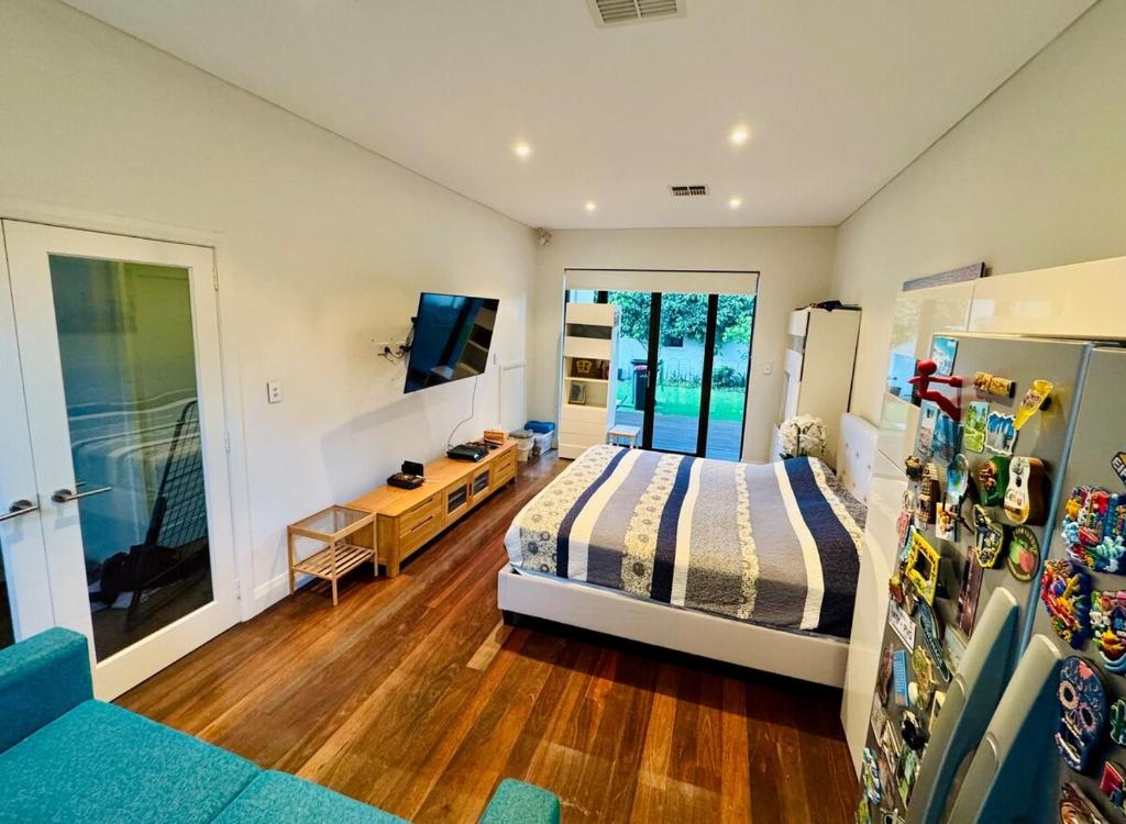 Ένα ή περισσότερα κρεβάτια σε δωμάτιο στο Stylish Subiaco Gem