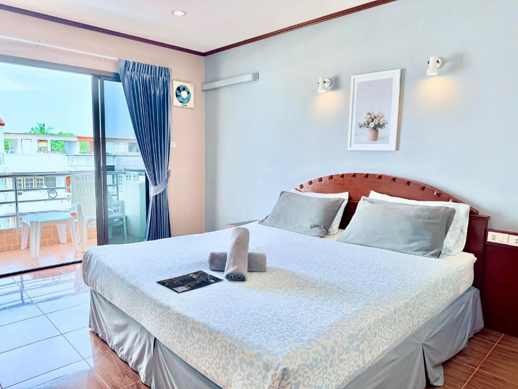 Schlafzimmer mit einem Bett und Blick auf einen Balkon in der Unterkunft CHA AM MY HOUSE Resort in Cha-am