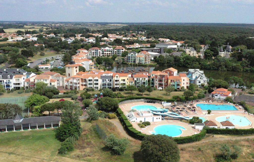 eine Luftansicht eines Resorts in der Unterkunft Appartement à Port Bourgenay, vue sur lac, au pied d'un parc aquatique in Talmont