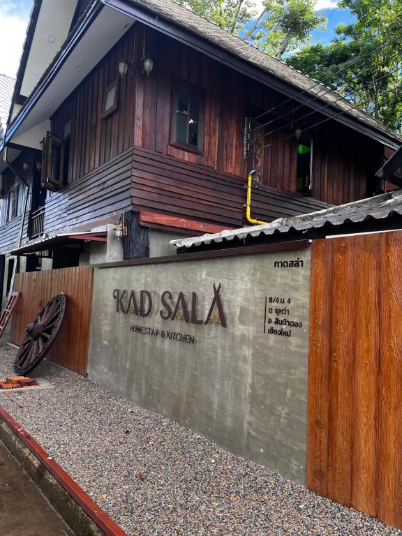 Ban Nong WaiにあるKad Sala Homestayの道路売却と書かれた看板のある建物