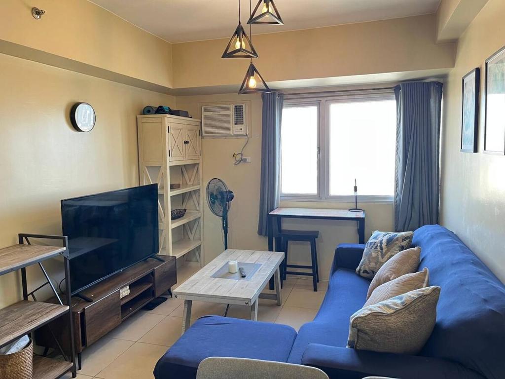 TV a/nebo společenská místnost v ubytování Staycation and WFH with Netflix and WiFi and Pool for up to 4 guests