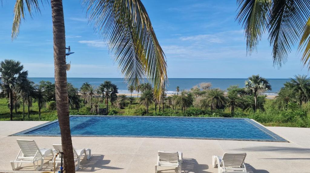 斯基灵角Domaine le Flamboyant的一个带椅子的游泳池,享有海景