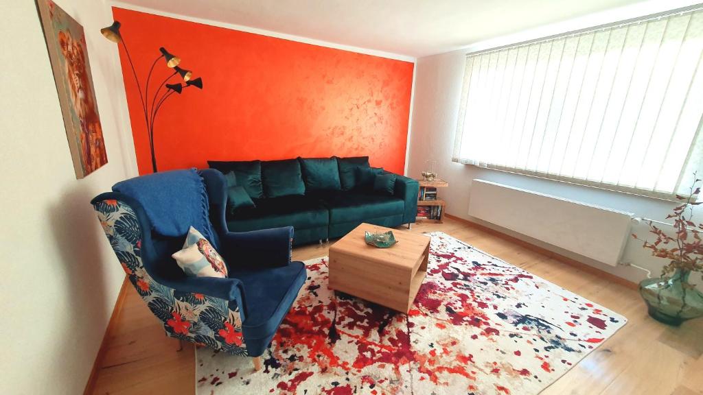 OberschönauLange Hans Rennsteig的客厅配有黑色沙发和红色墙壁