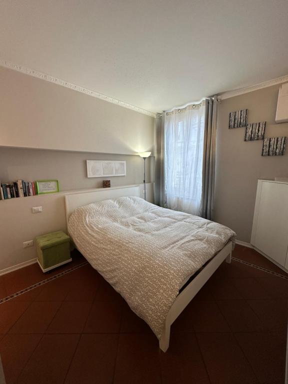 Un dormitorio pequeño con una cama y una ventana. en Suite Loggetta 2, en Rávena