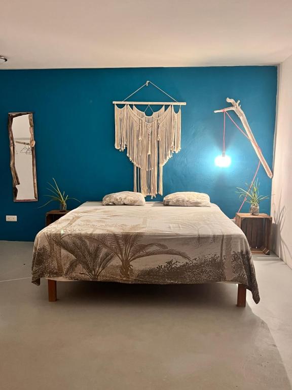 Ένα ή περισσότερα κρεβάτια σε δωμάτιο στο Tropical Breeze "Dushi Bida"