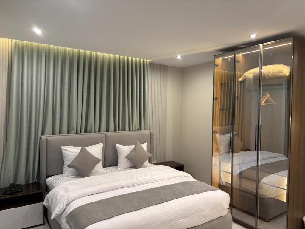 Postel nebo postele na pokoji v ubytování Stay Inn 51 Hotel