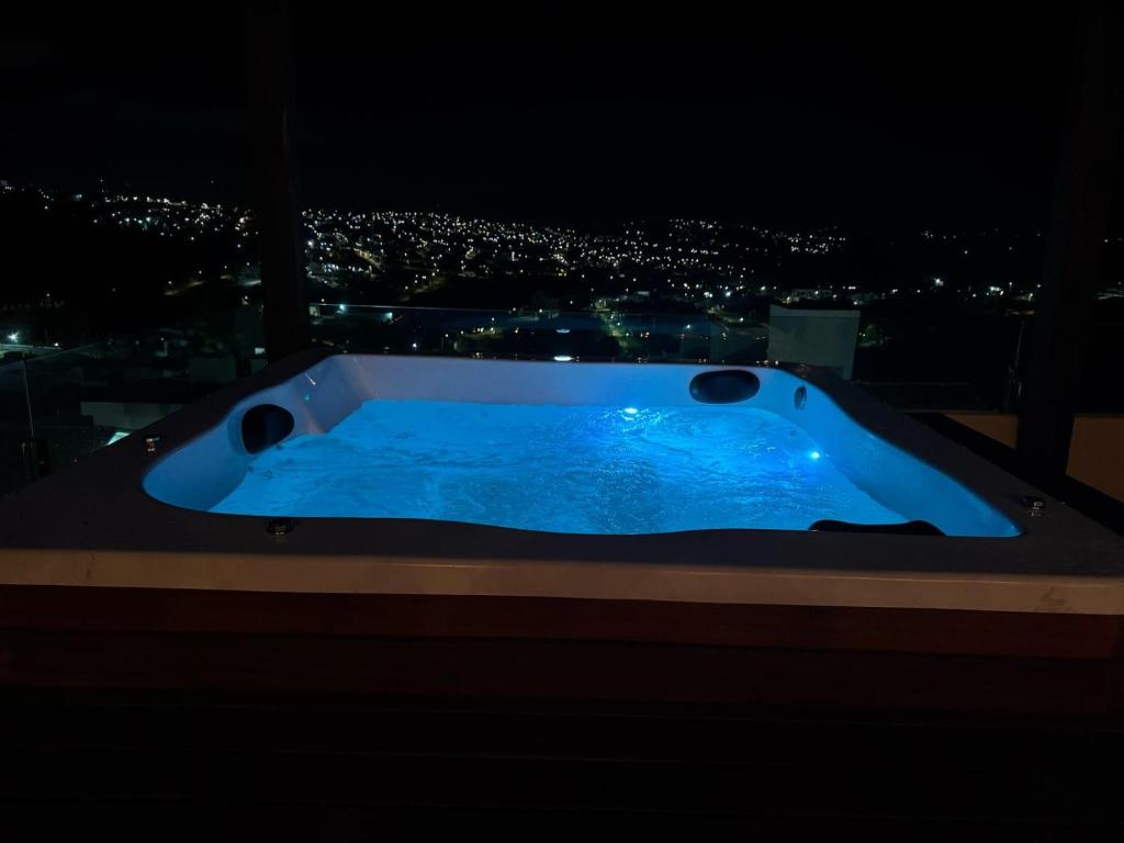 Bazén v ubytování Casa de Campo com Jacuzzi em Gravatá nebo v jeho okolí