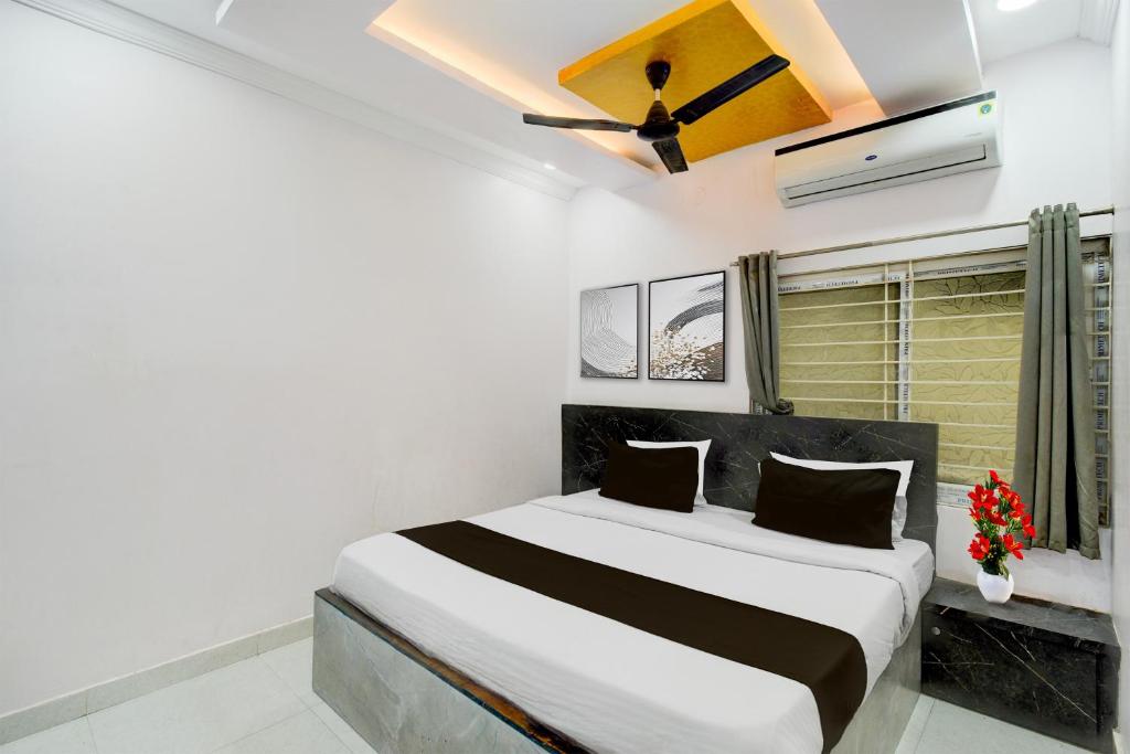 a bedroom with a large bed in a room at Collection O Karmanghat Bus Terminal Hyderabad Formerly Hotel Chirag Stays in Hyderabad