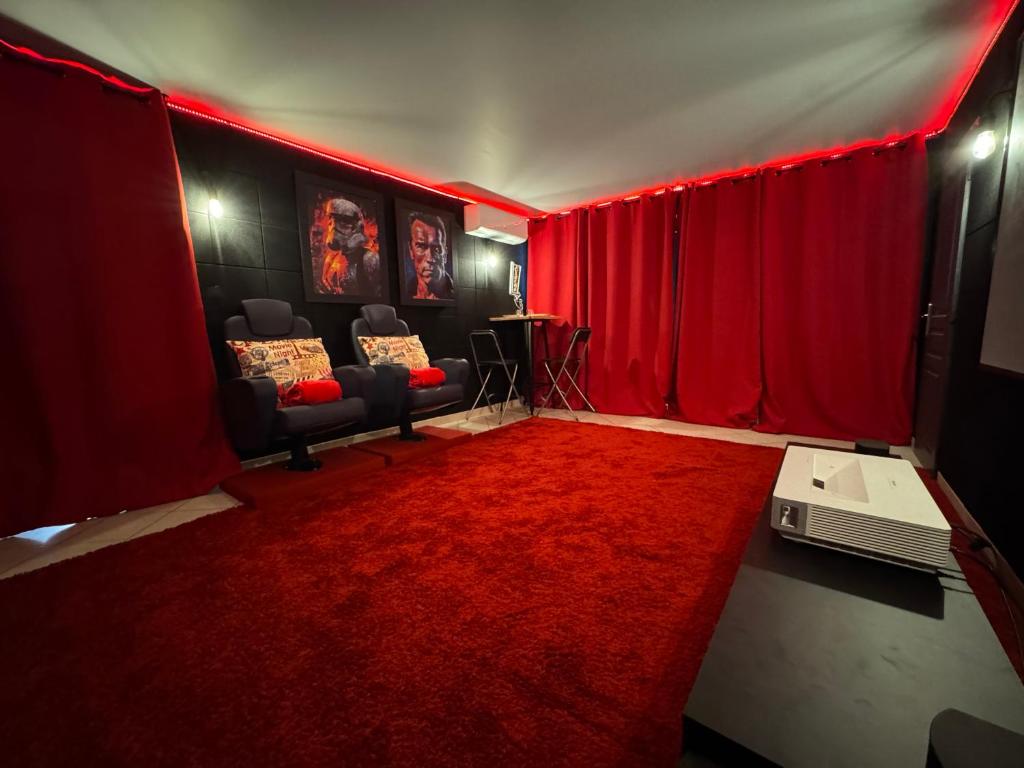 a living room with red curtains and a red carpet at Cinéma Room - La Valette - Toulon - Hyères in La Valette-du-Var