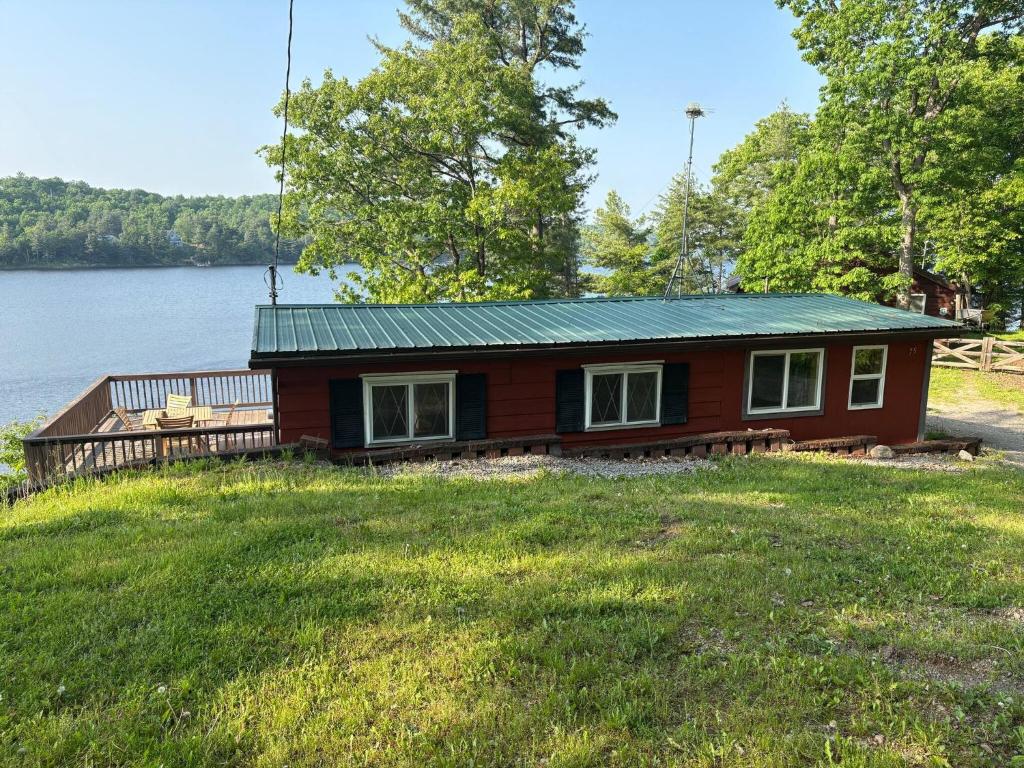 eine kleine Hütte am Ufer eines Sees in der Unterkunft The Lookout- Renovations and upgrades coming in Hammond