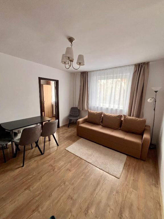 密古雷休治Focus Apartment的客厅里有一张沙发和一张桌子。