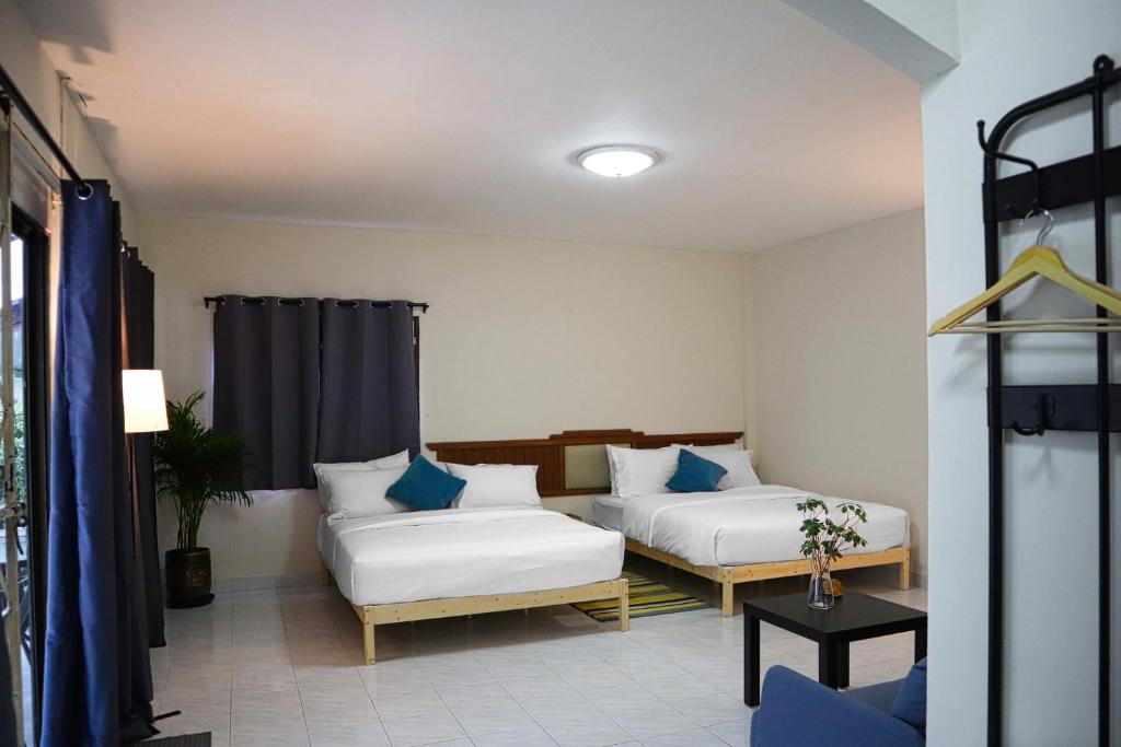 Giường trong phòng chung tại Friends Retreat - Phuket Airport