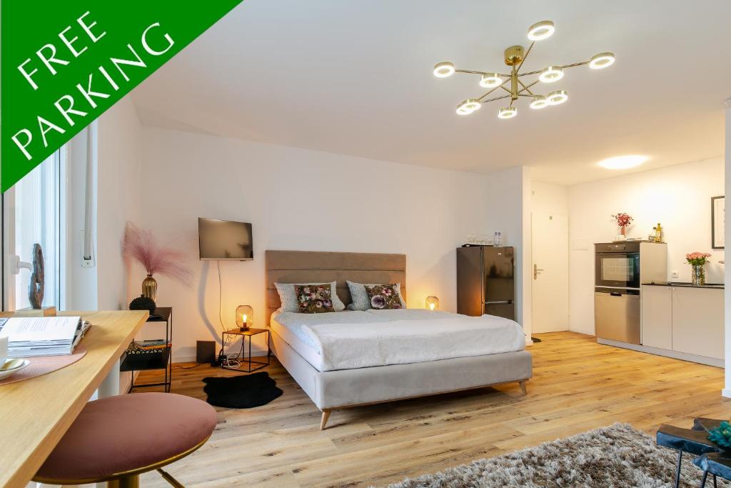 ein Schlafzimmer mit einem Bett und einem Schreibtisch darin in der Unterkunft Oldtown in Trier