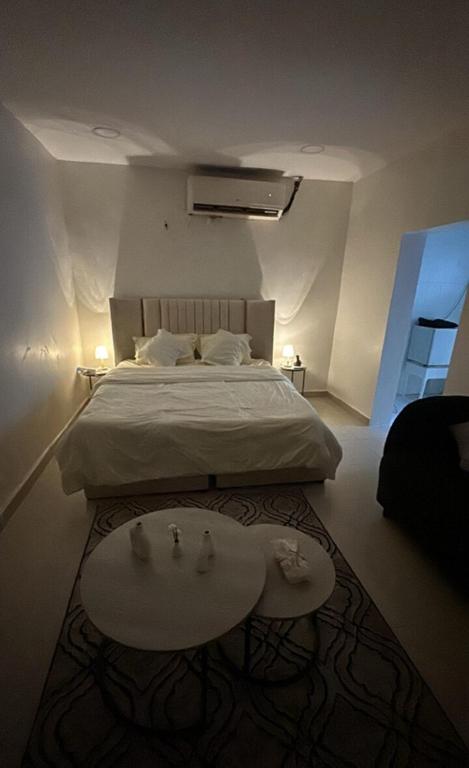 Postel nebo postele na pokoji v ubytování استوديو بدخول ذاتي بسيط وأنيق مدينة الخبر