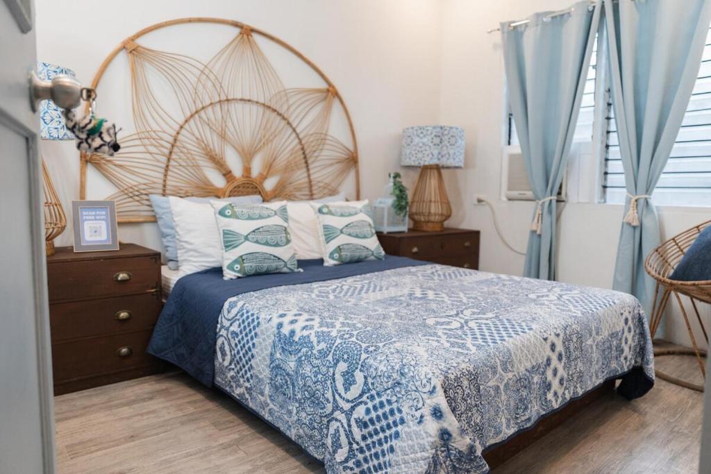 SagcahanにあるBlue Nest 3BdR Apartment with parking spaceのベッドルーム1室(青と白の掛け布団付きのベッド1台付)