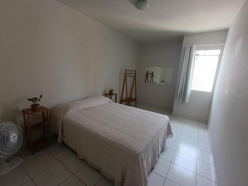 Ένα ή περισσότερα κρεβάτια σε δωμάτιο στο Quarto com banheiro privativo perto da praia