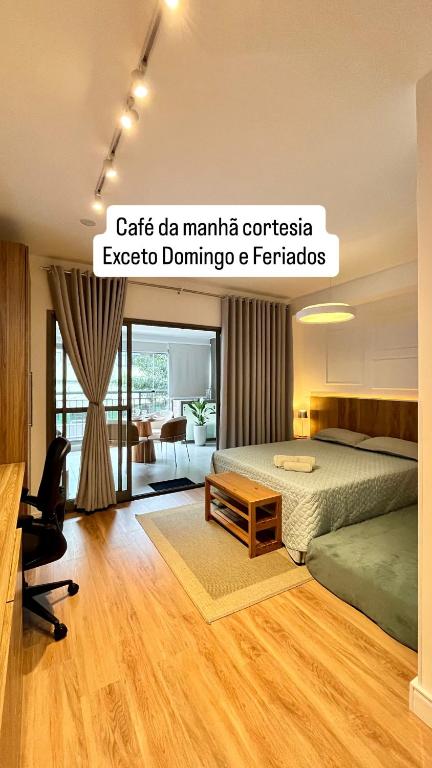 a bedroom with a bed and a desk at Apartamento Giardino Maia, Café da Manhã cortesia em dias úteis in Guarulhos