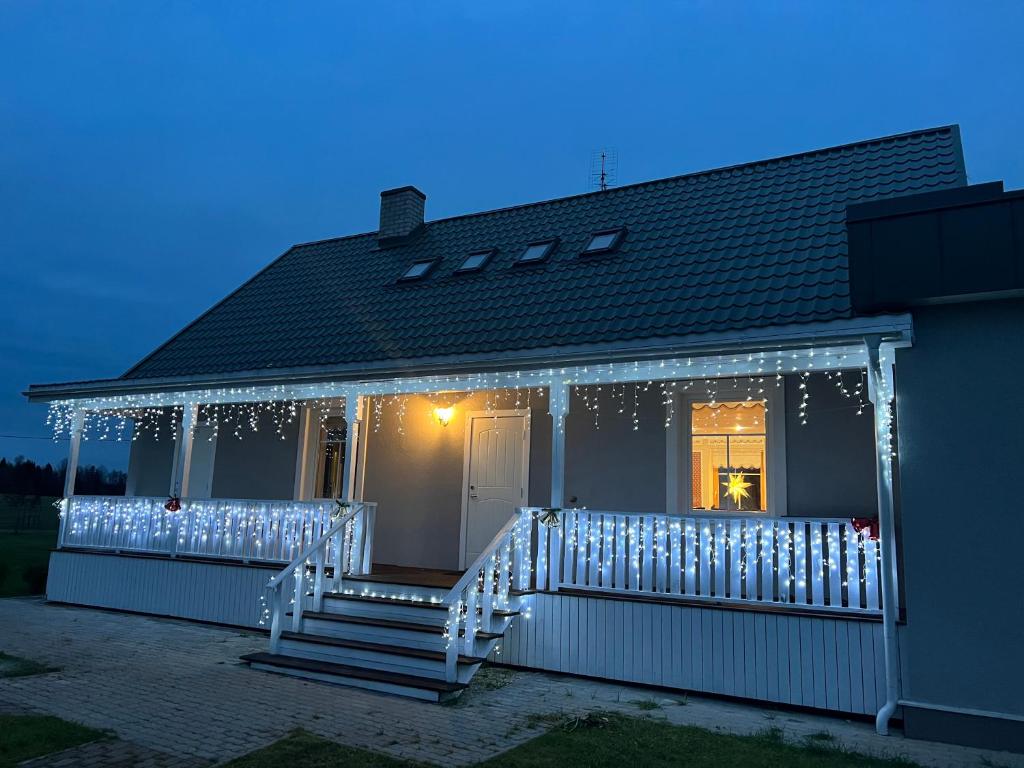 uma casa com luzes de Natal no alpendre da frente em Elegant Conference room at Sinso Talu em Ülejõe