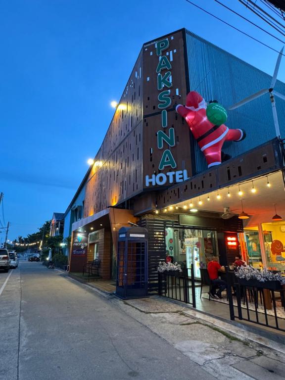 un edificio con un cartello hotel su una strada di Paksina Hotel a Narathiwat