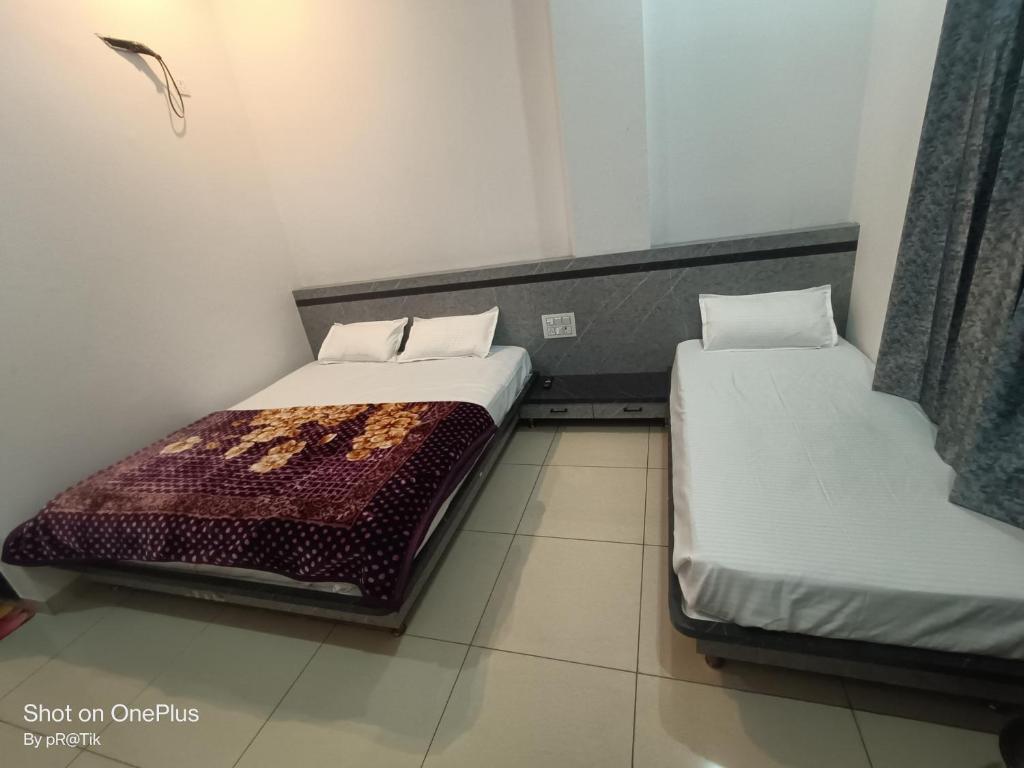 Φωτογραφία από το άλμπουμ του Hotel Madhuram 450 Mtr Ringus Railway STN σε Rīngas