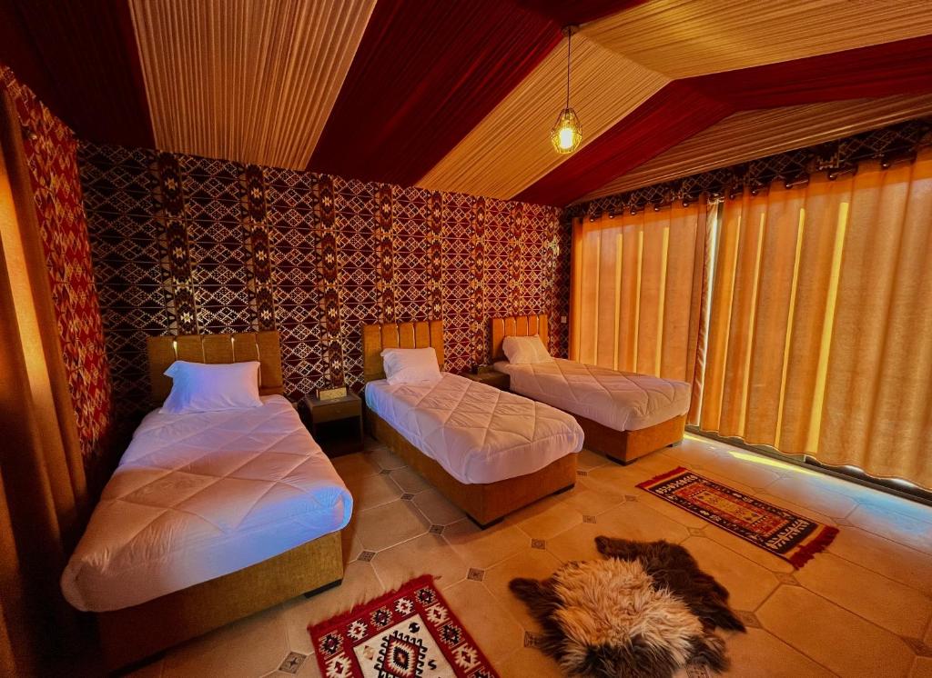 Katil atau katil-katil dalam bilik di Dune Camp Tours