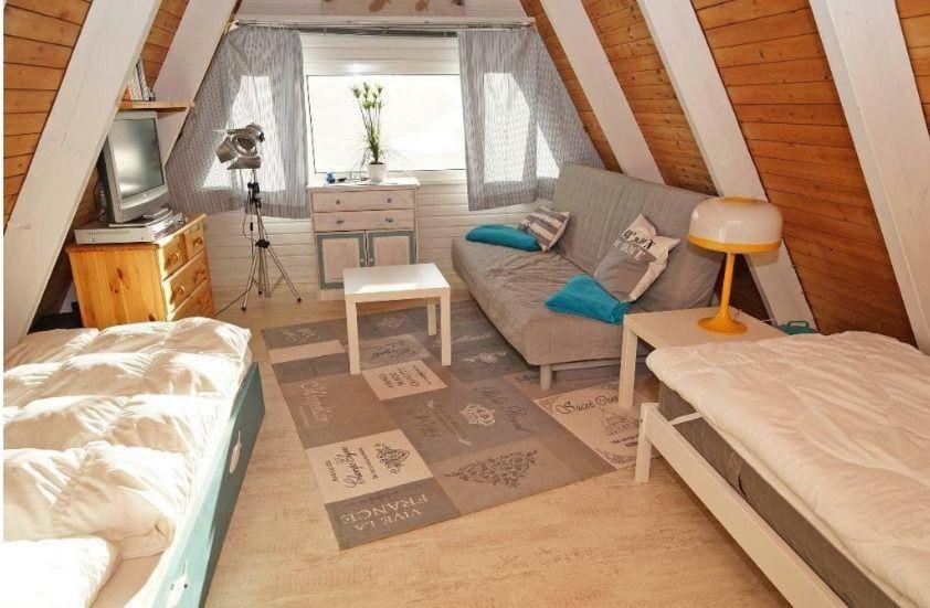 Habitación en el ático con 2 camas y sofá en Zum-Piraten, en Damp