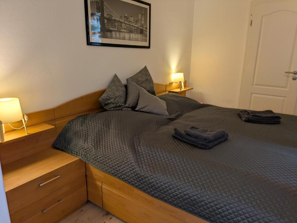 Postel nebo postele na pokoji v ubytování Ferienwohnung an der Klosterkirche