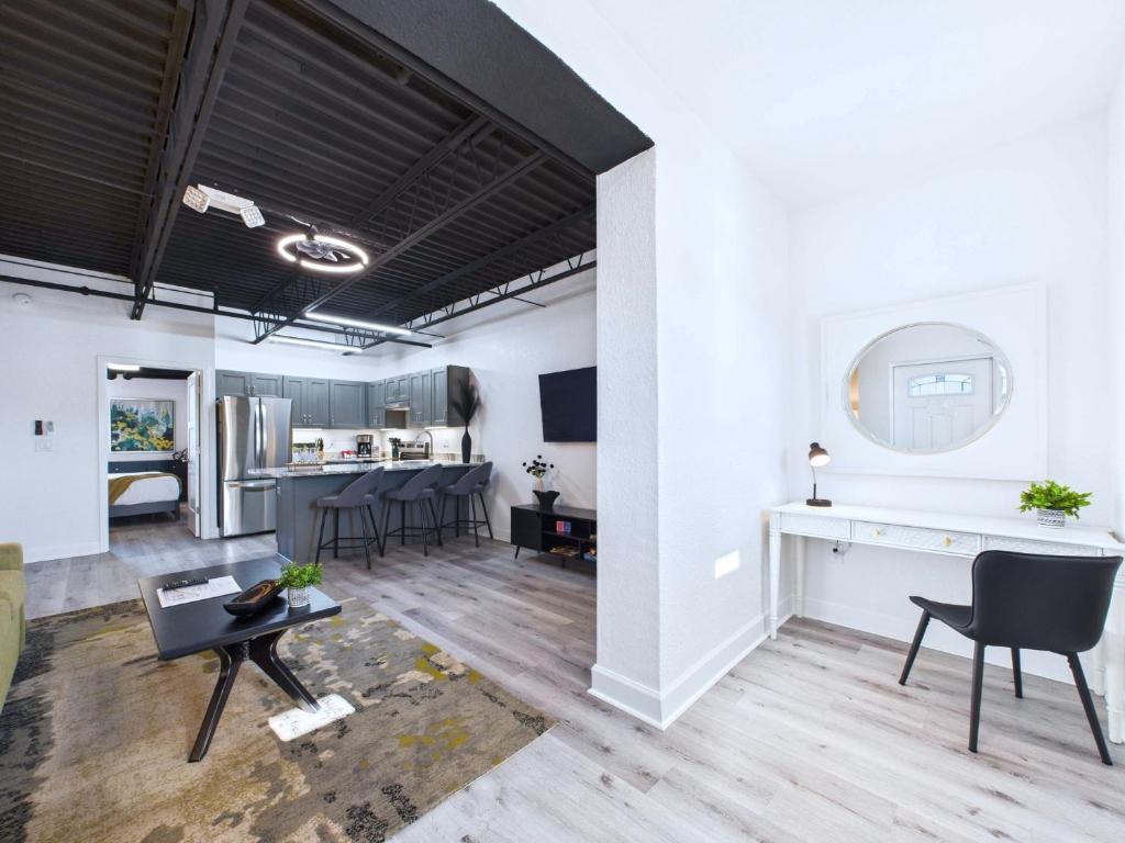 Χώρος καθιστικού στο Minutes To Port! Loft Near Dining & Fun -unit 207