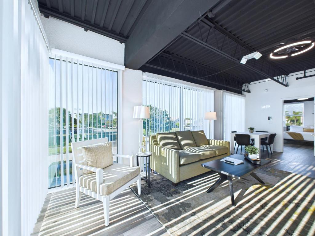 Χώρος καθιστικού στο Rocket Launch View Loft Near Beach & Port-unit 209