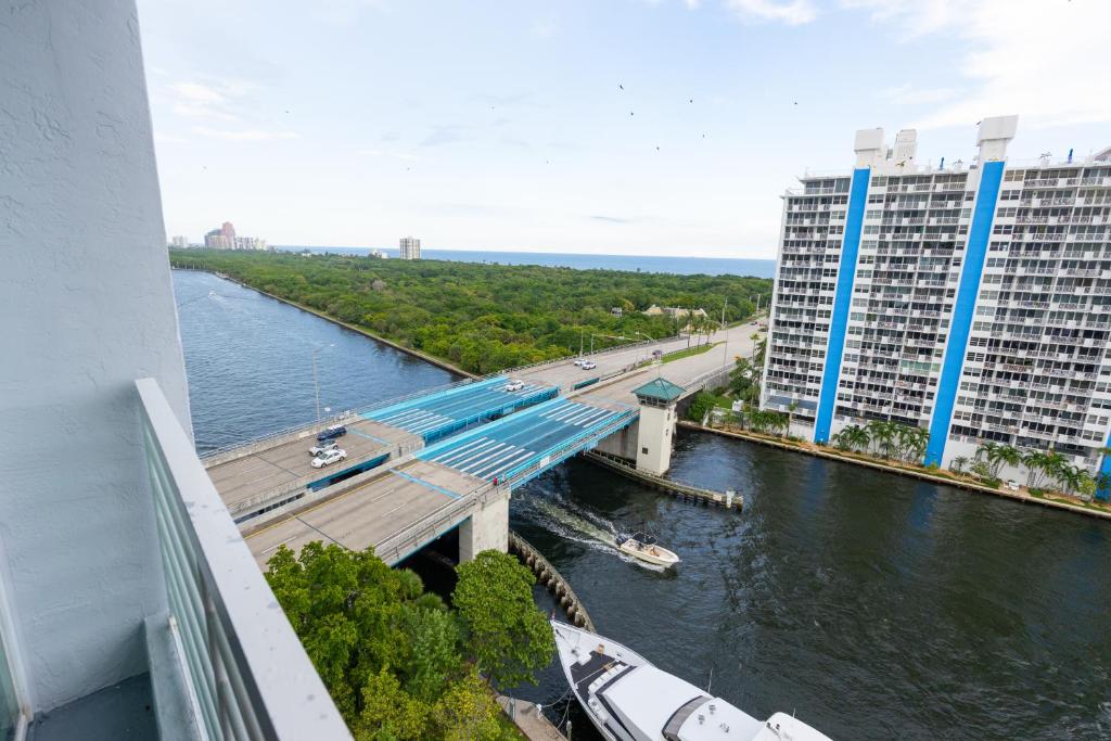 une vue sur un pont sur une rivière avec des bâtiments dans l'établissement Luxury Waterfront Condo Hilton Hotel Amenities Beach Pool Jacuzzi Jetskis Gym, à Fort Lauderdale