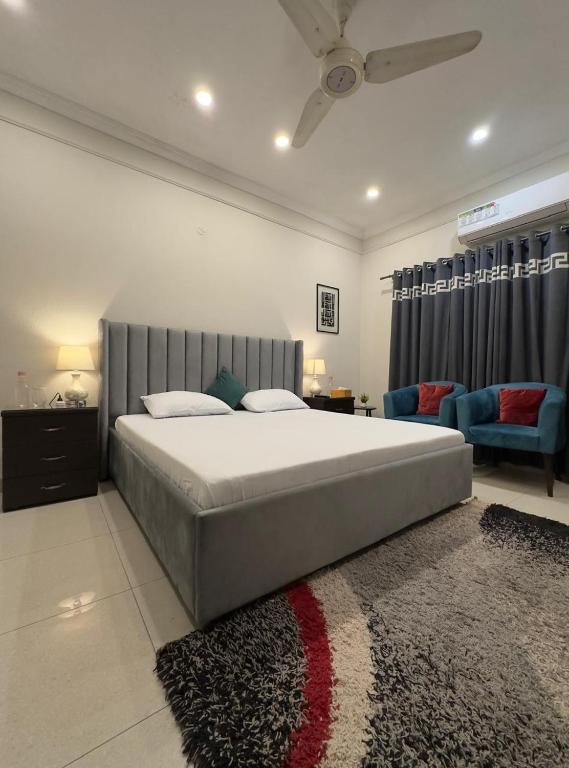 Cozy & Peaceful Rooms Near Lyallpur Galleria