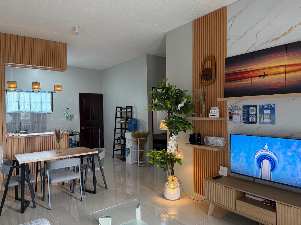 TV a/nebo společenská místnost v ubytování Kamayo Guest House -near Dahican beach